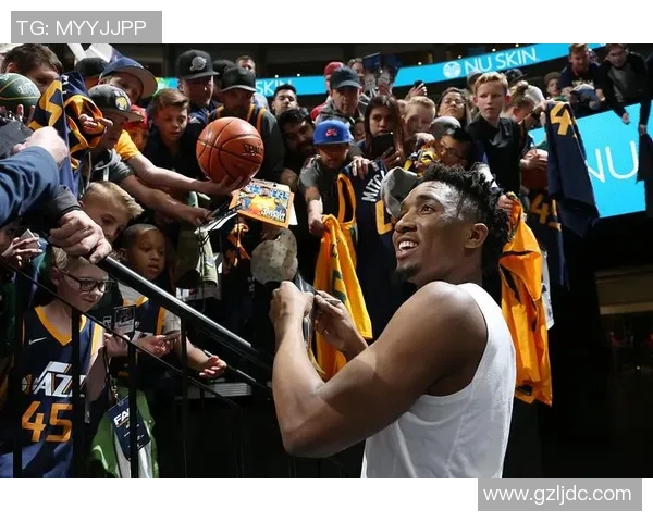 足球明星搞笑穿搭篮球服装引发球迷热议与欢笑