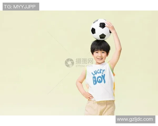 足球明星手势动作与小孩互动的温馨瞬间展现足球魅力与童真乐趣 足球明星手势动作与小孩互动的温馨瞬间展现足球魅力与童真乐趣