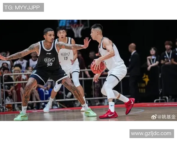 库兹马与足球明星同框合影展现运动员之间的友谊与激情